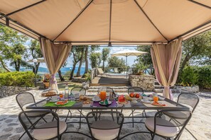 Outdoor dining - Florence & Tuscany. Pool, jacuzzi, parking and... relax (Toscana)