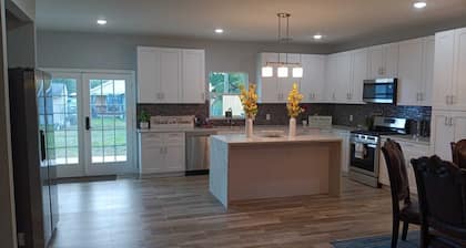 Spacious 4-bedroom house in charming Texas City with WiFi and AC