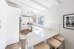 Fridge, microwave, oven, stovetop - Casa Clemente: A Beach Bungalow (San Clemente)