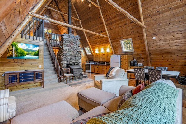 Smart TV, fireplace, video games, books - Woodland Park Cabin Getaway: Mtn Views, Scenic Charm, Clouds & Hot Tub Retreat (Woodland Park)