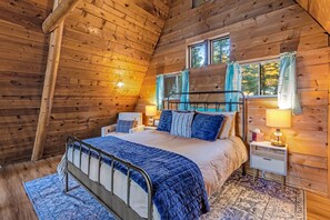 3 bedrooms, in-room safe, iron/ironing board, travel crib - Woodland Park Cabin Getaway: Mtn Views, Scenic Charm, Clouds & Hot Tub Retreat (Woodland Park)