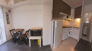 Refrigerador, microondas, parrilla de estufa y cafetera y tetera