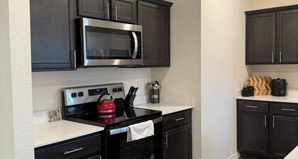 Charming 4-bedroom house in Anna with WiFi and AC