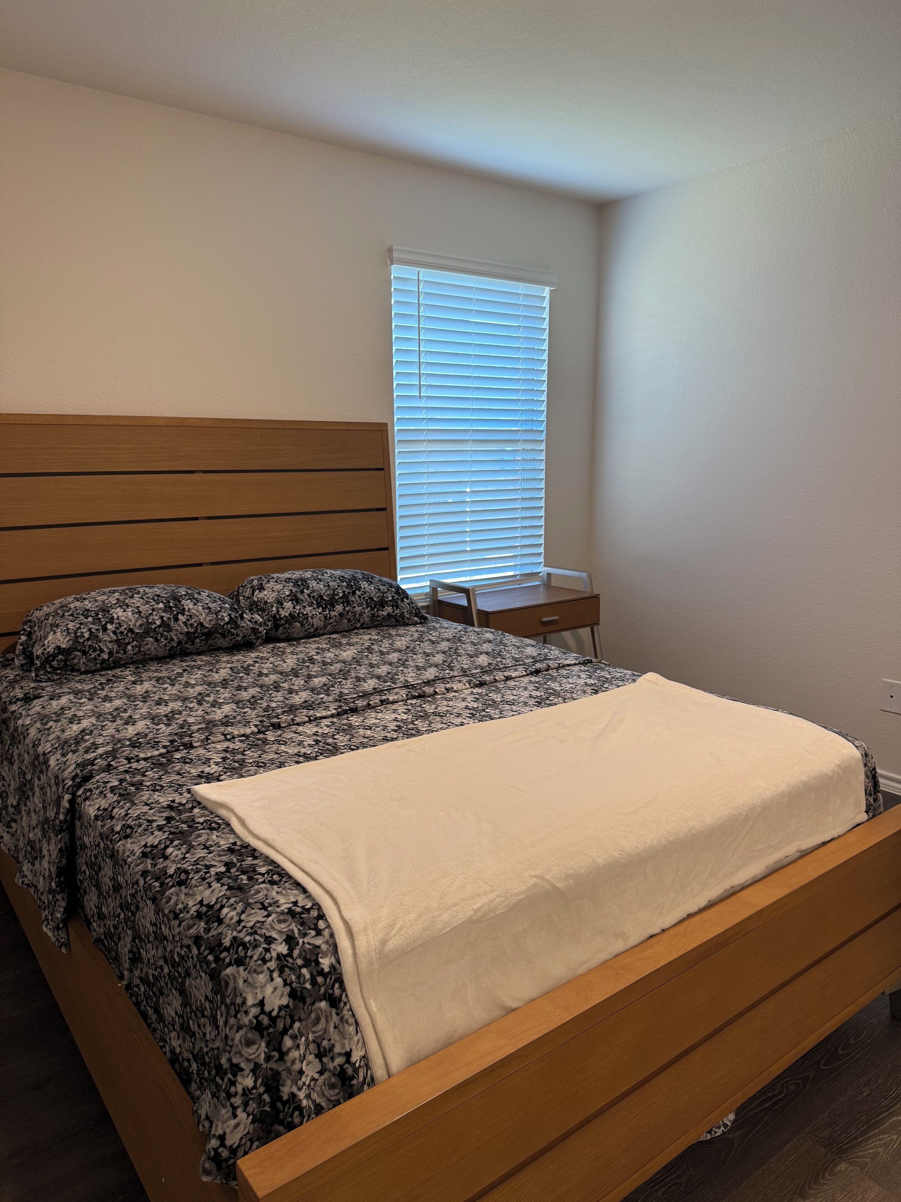 4 bedrooms, iron/ironing board, WiFi, bed sheets