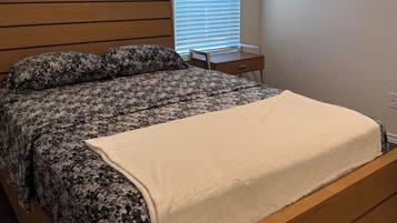 4 bedrooms, iron/ironing board, WiFi, bed sheets