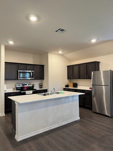 Charming 4-bedroom house in Anna with WiFi and AC