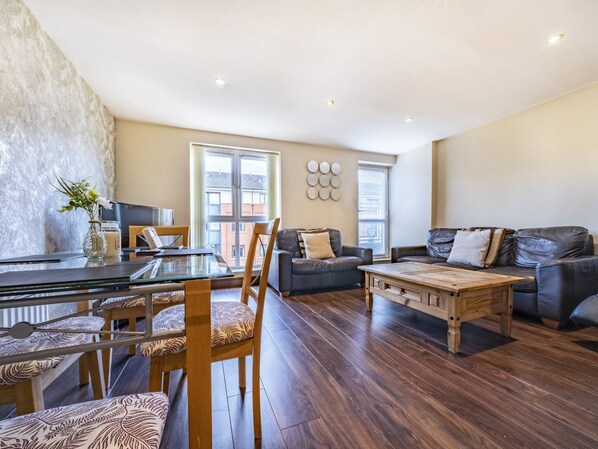 Huoneisto, 3 makuuhuonetta, parveke | Ruokasali