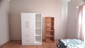 6 Schlafzimmer, Schreibtisch, Bügeleisen/Bügelbrett, WLAN