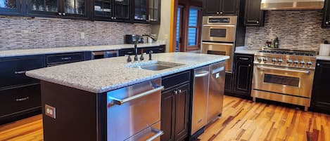 Geladeira, micro-ondas, fogão, cooktop