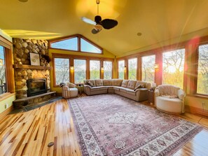 Smart-TV, Kamin, Tischtennisplatte, Bücher