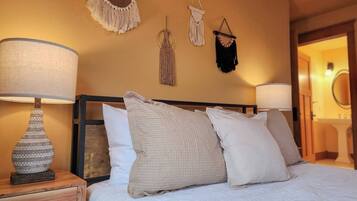 6 slaapkamers, een bureau, een strijkplank/strijkijzer, reisbedje