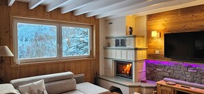 Smart TV, fireplace, stereo