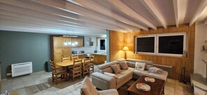 TV connectée, cheminée, chaîne hi-fi