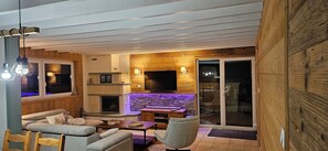 Smart TV, fireplace, stereo