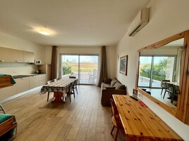 Camera Familiare Con Balcone | Minibar, in-room safe, desk, laptop workspace