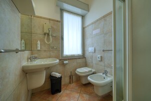 Camera Matrimoniale con Terraza | Bathroom | Shower, free toiletries, hair dryer, towels