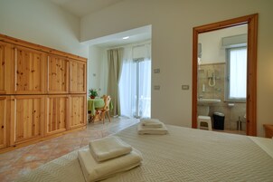 Camera Matrimoniale con Terraza | Minibar, in-room safe, desk, laptop workspace