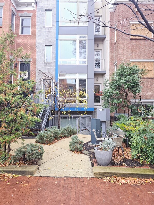 Exterior - Charming 2-bedroom bed & breakfast condo in fabulous Washington with WiFi, AC (Washington)