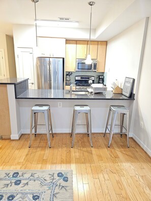 Fridge, microwave, oven, stovetop - Charming 2-bedroom bed & breakfast condo in fabulous Washington with WiFi, AC (Washington)