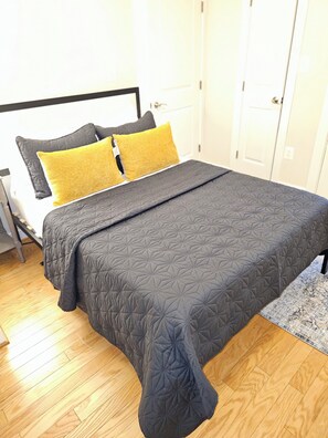 2 bedrooms, iron/ironing board, travel cot, WiFi - Charming 2-bedroom bed & breakfast condo in fabulous Washington with WiFi, AC (Washington)