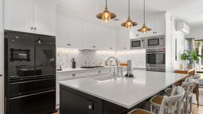 Køleskab, mikrobølgeovn, ovn, kogeplade