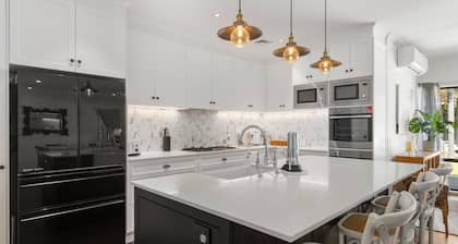 Jasmine House - Pet Friendly with Swimming Pool