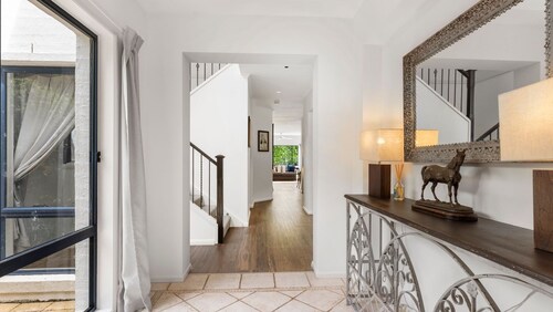 Jasmine House - Pet Friendly with Swimming Pool