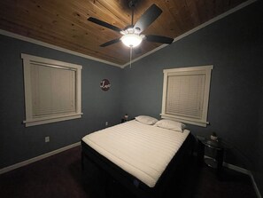 4 bedrooms, desk, WiFi, bed sheets