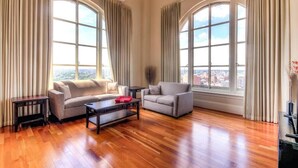 Deluxe Apartment, City View | Living area | Netflix, streaming services - Spectacular Penthouse at 39 west. (Baltimore)