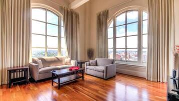 Departamento Deluxe, vista a la ciudad | Área de sala de estar | Netflix y servicios de streaming