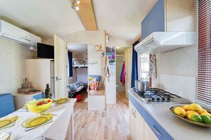 Een koelkast, een kookplaat, een koffiezetapparaat/waterkoker