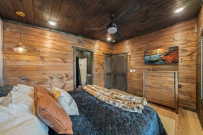 4 bedrooms, iron/ironing board, free WiFi, bed sheets