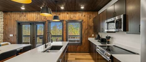 Kylskåp, mikrovågsugn, ugn och spishäll