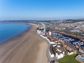 Beach - 3 bedroom accommodation in Pontardawe (Pontardawe)