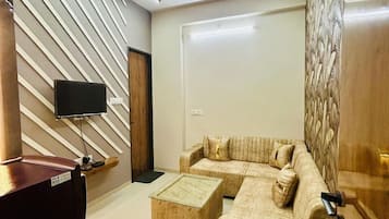 Classic Double Room, Park View | Living area