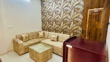 Classic Double Room, Park View | Living area