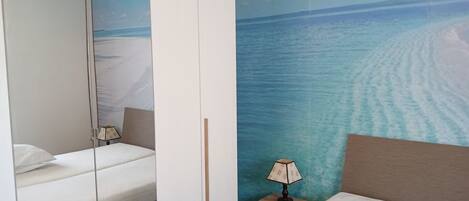 2 makuuhuonetta, silitysrauta/-lauta, vauvan matkasänky, vuodevaatteet