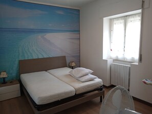 2 chambres, fer et planche Ă repasser, lit parapluie, draps fournis