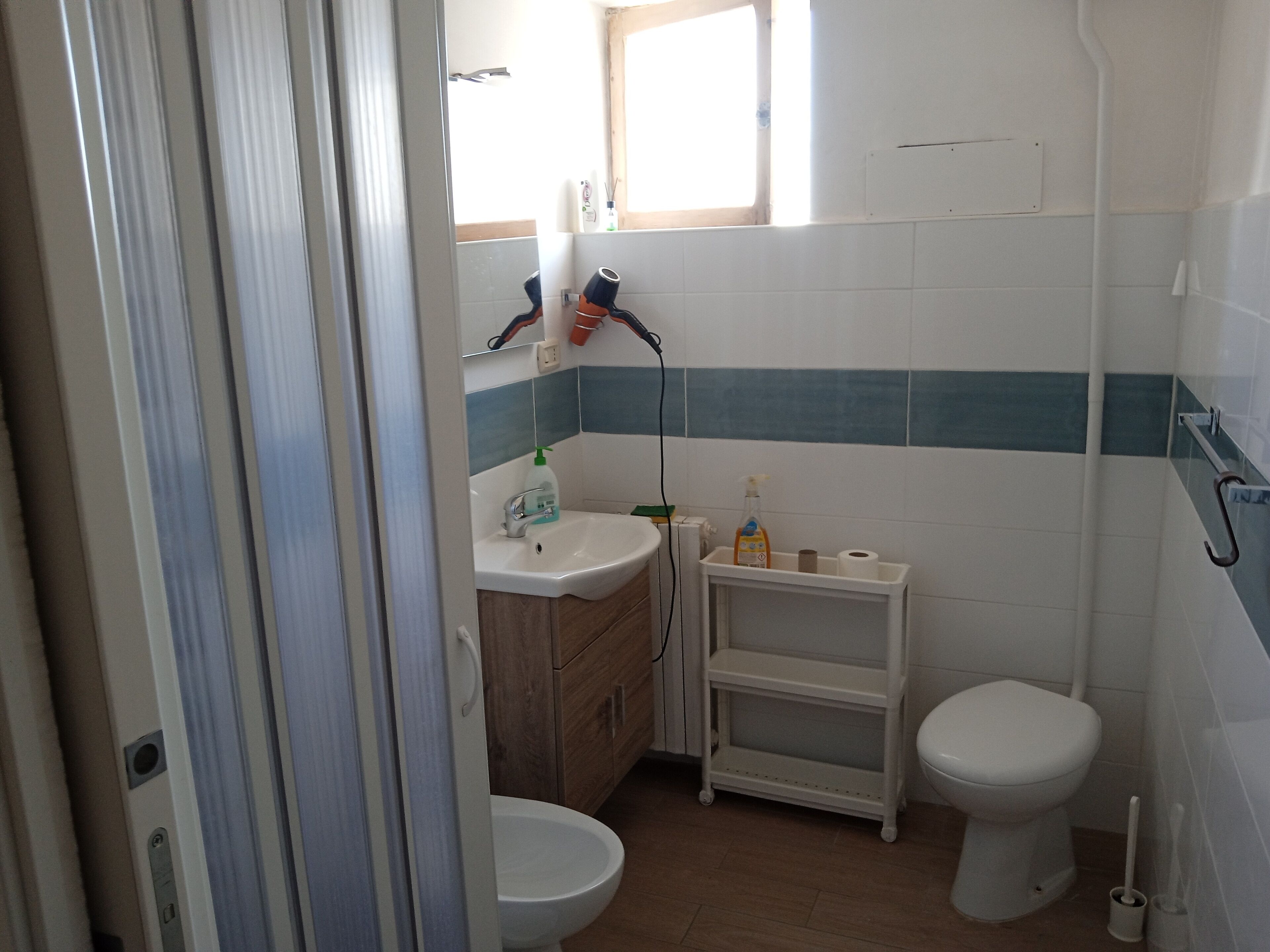 Dusche, Haartrockner, Bidet, Handtücher