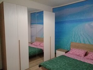 2 chambres, fer et planche Ă repasser, lit parapluie, draps fournis