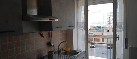 Fridge, oven, stovetop, coffee/tea maker