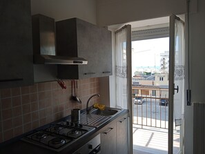 Kjøleskap, ovn, kokeplater og kaffetrakter/tekoker