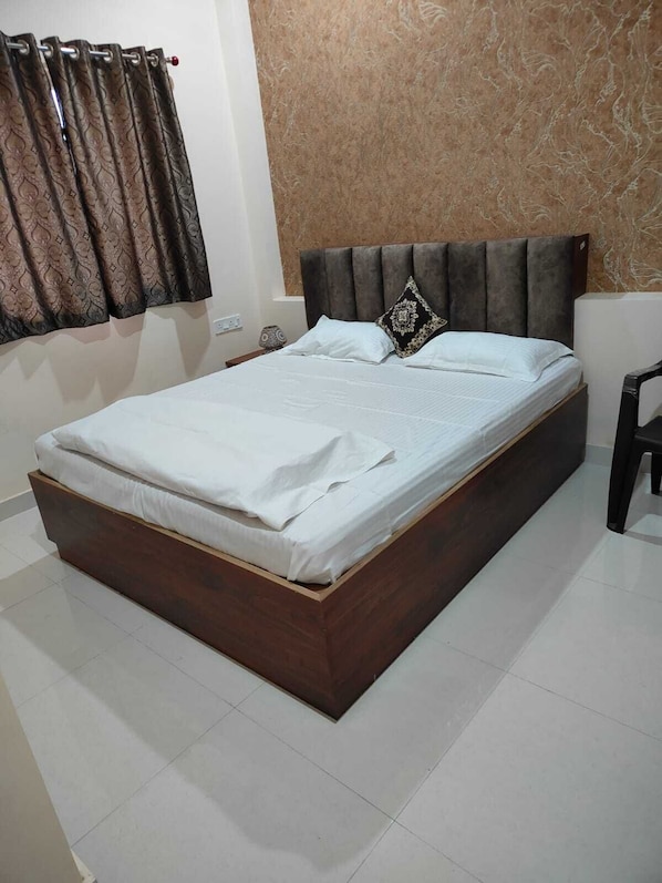 Deluxe Double Room, Balcony, City View | In-room safe, desk, laptop workspace, soundproofing