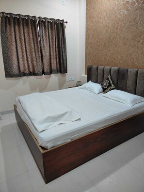 In-room safe, desk, laptop workspace, soundproofing