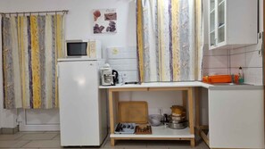 Fridge, stovetop, coffee/tea maker, toaster