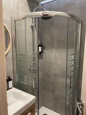 Hårtørrer, håndklæder, Sæbe, Toiletpapir