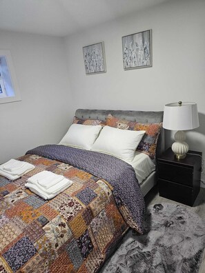 2 bedrooms, in-room safe, iron/ironing board, free WiFi - Contemporary Two Bedroom Basement Suite. (Edmonton)