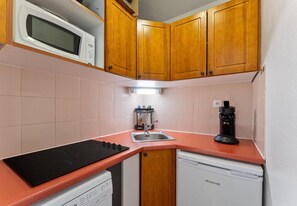 Mikroaaltouuni, astianpesukone, kahvin-/teenkeitin, leivänpaahdin