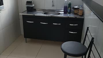 Kühlschrank, Mikrowelle, Kochgeschirr/Geschirr/Besteck, Esstisch
