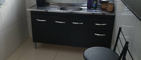 Kühlschrank, Mikrowelle, Kochgeschirr/Geschirr/Besteck, Esstisch